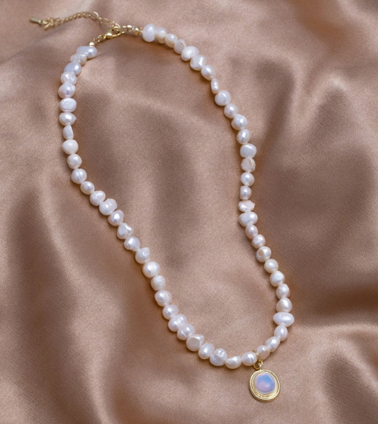 Halskette mit Mondsteindetails in Gold