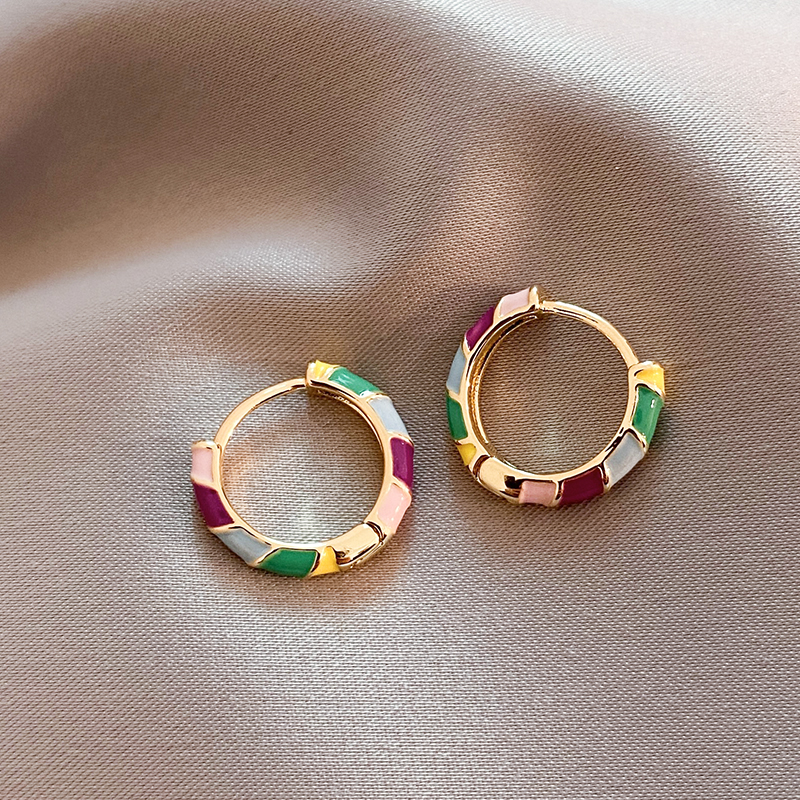 Elegante Gold-Emaille Ohrringe