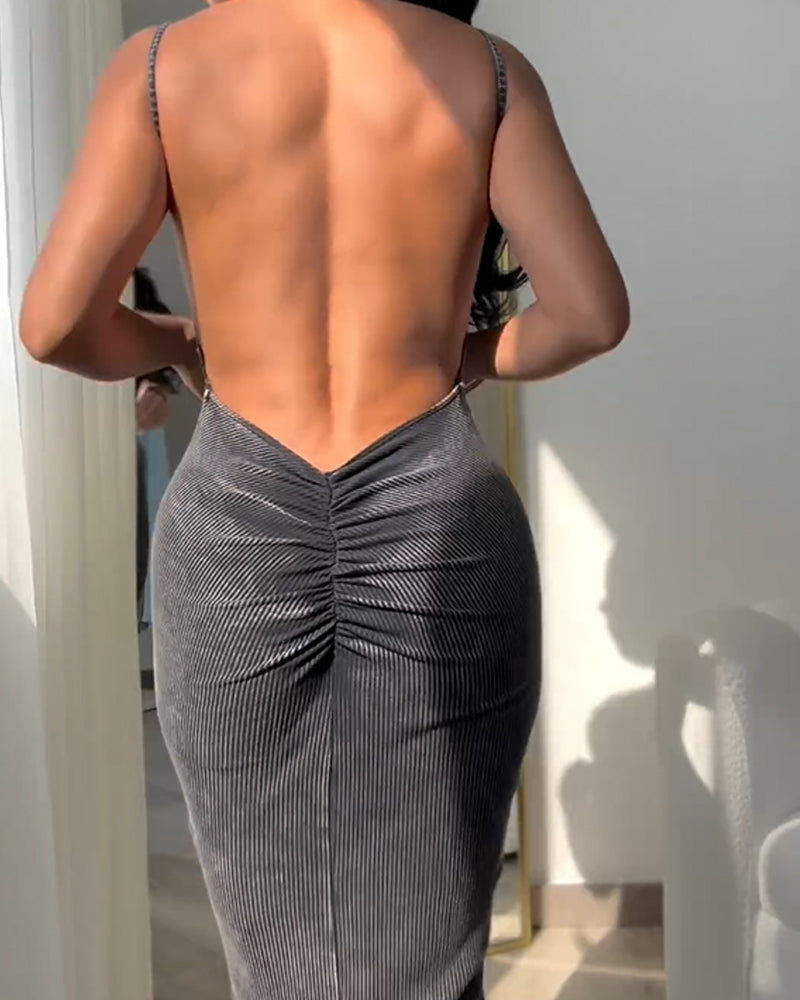 Belle robe moulante sans bretelles au dos et aux hanches