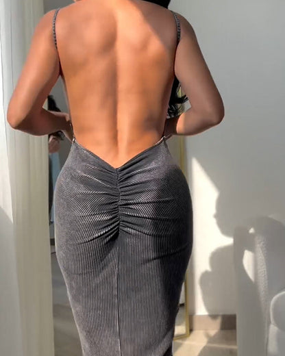 Belle robe moulante sans bretelles au dos et aux hanches