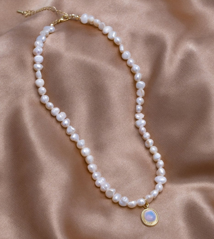 Halskette mit Mondsteindetails in Gold 