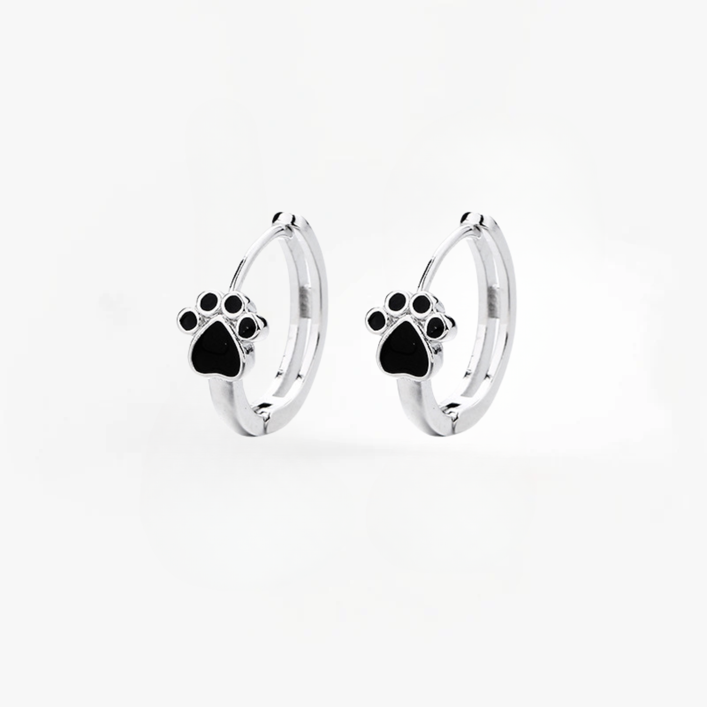 Tirsa™ | Black Heart Huggie-Ohrringe