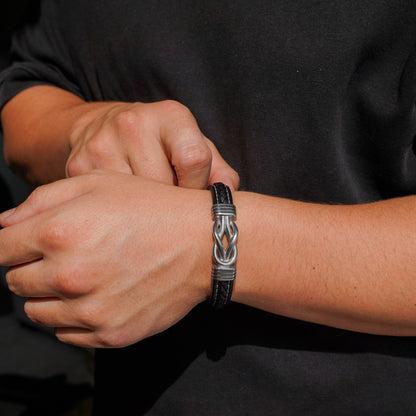 Unendlichkeitsknoten-Armband für Sohn – Geschenkset mit eingraviertem Namen