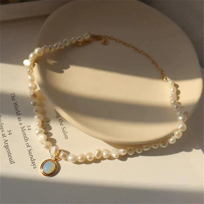 Halskette mit Mondsteindetails in Gold 