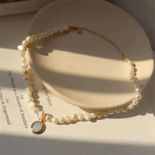 Halskette mit Mondsteindetails in Gold 
