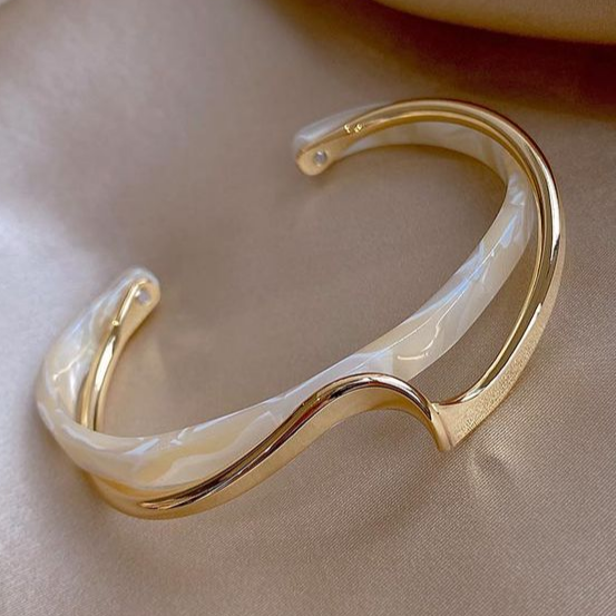 Elegantes Goldarmband mit weißem Opal 