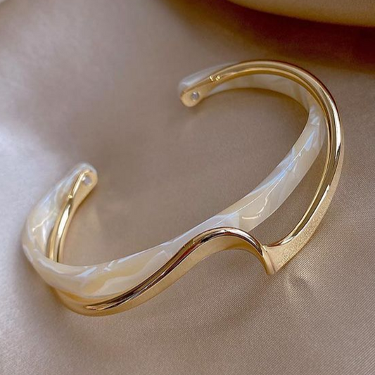 Elegantes Goldarmband mit weißem Opal 
