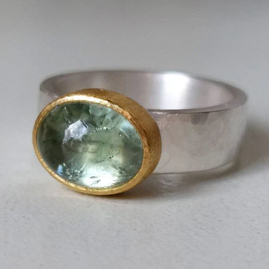 Grüner Vintage-Ring mit rundem Stein 