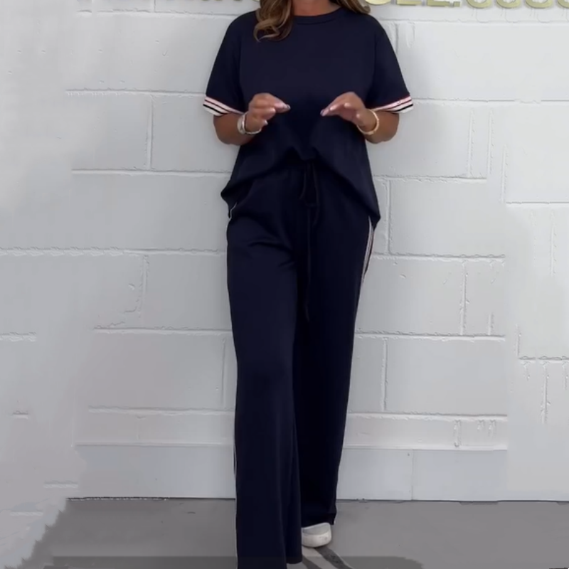 Kurzärmliges T-Shirt mit Seitenstreifen und Jogginghose mit weitem Bein