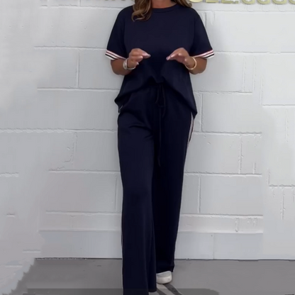 Kurzärmliges T-Shirt mit Seitenstreifen und Jogginghose mit weitem Bein