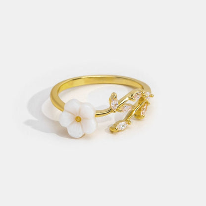 Ring mit weißen Blumen 