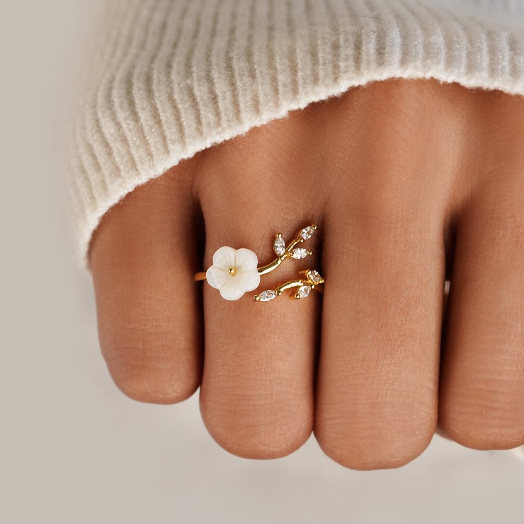 Ring mit weißen Blumen 