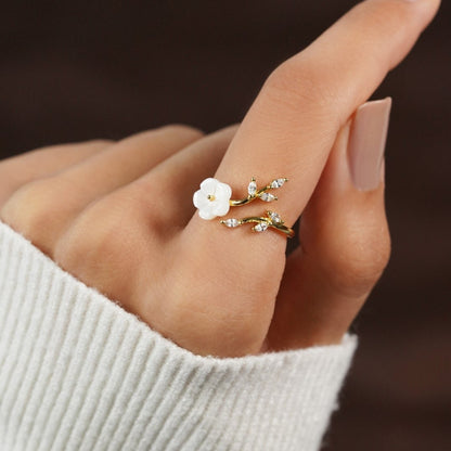 Ring mit weißen Blumen 