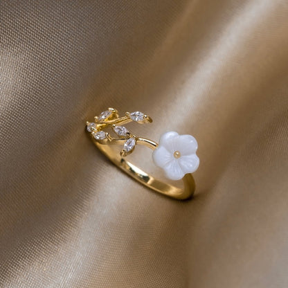 Ring mit weißen Blumen 