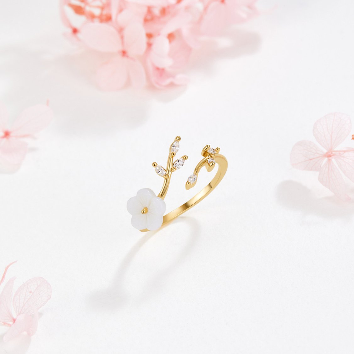 Ring mit weißen Blumen 