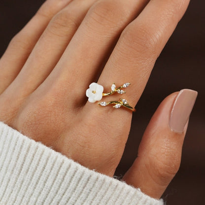 Ring mit weißen Blumen 